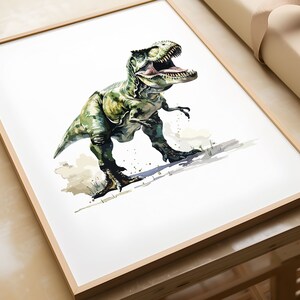 Puede incluir: Una pintura de acuarela de un dinosaurio Tyrannosaurus Rex verde con la boca abierta, de pie sobre un fondo blanco.