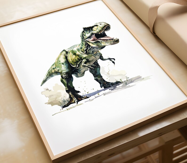 Puede incluir: Una pintura de acuarela de un dinosaurio Tyrannosaurus Rex verde con la boca abierta, de pie sobre un fondo blanco.