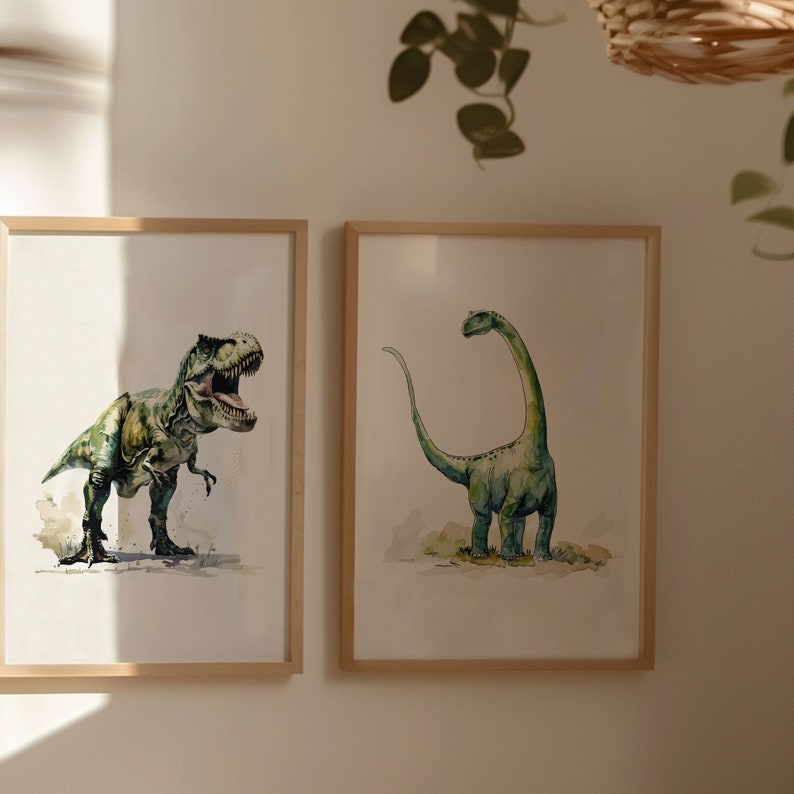 Puede incluir: Dos ilustraciones enmarcadas de dinosaurios. El marco de la izquierda muestra un Tyrannosaurus Rex verde sobre un fondo blanco. El marco de la derecha muestra un Brachiosaurus verde sobre un fondo blanco.