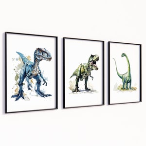 Puede incluir: Tres pinturas de acuarela enmarcadas de dinosaurios. La primera pintura presenta un velociraptor azul, la segunda un Tyrannosaurus Rex verde y la tercera un Brachiosaurus verde.