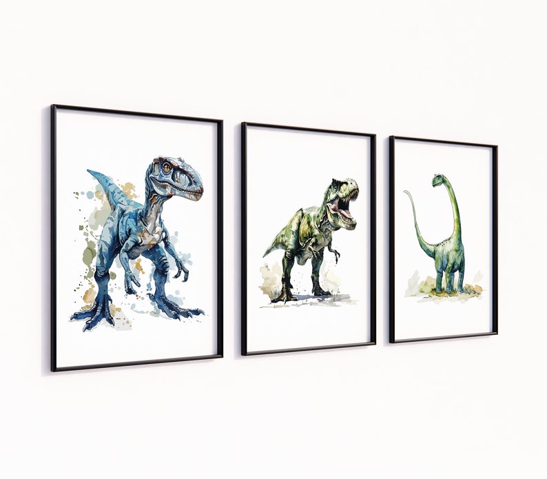 Puede incluir: Tres pinturas de acuarela enmarcadas de dinosaurios. La primera pintura presenta un velociraptor azul, la segunda un Tyrannosaurus Rex verde y la tercera un Brachiosaurus verde.
