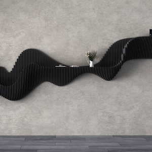 Puede incluir: Una estantería de pared negra y ondulada con un diseño moderno y único. La estantería tiene varios niveles y está decorada con jarrones blancos y una pequeña planta.