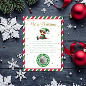 Puede incluir: Imagen navideña con una tarjeta con una ilustración de un elfo y las palabras "Merry Christmas". La tarjeta tiene rayas rojas y verdes y estrellas doradas. Adornos rojos, copos de nieve y cintas rodean la tarjeta, creando un ambiente festivo.