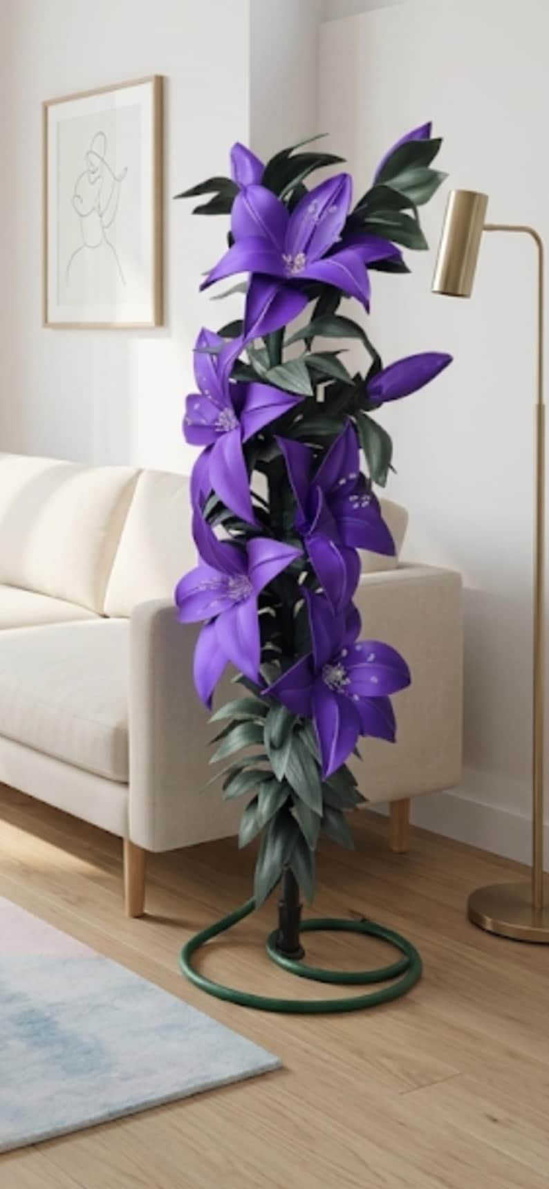 Puede incluir: Una planta decorativa vertical alta que presenta m&uacute;ltiples flores grandes de color p&uacute;rpura vibrante en forma de lirio con p&eacute;talos puntiagudos y hojas alargadas de color verde oscuro. La planta se sostiene mediante un tallo central oscuro que se enrolla en una base circular.