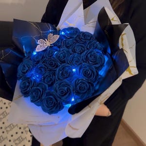 Leuchtender Satin-Rosenstrauß mit Glitzer