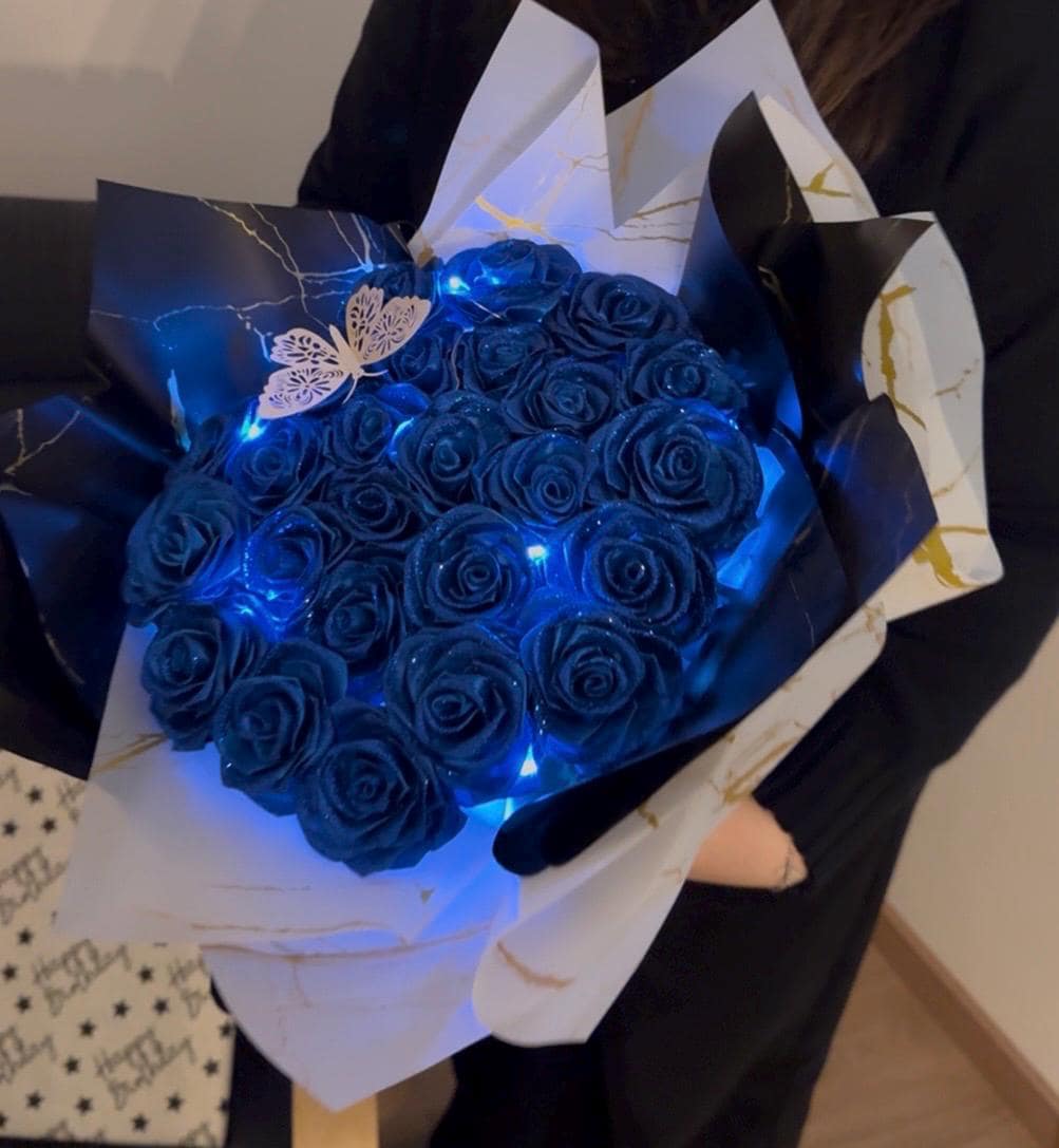 30 Rose Artificiali Viola Glitterate Con Stelo – Altezza 30,5 Cm – Per Bouquet Fai Da Te, Matrimonio E Decorazioni Casa - 3