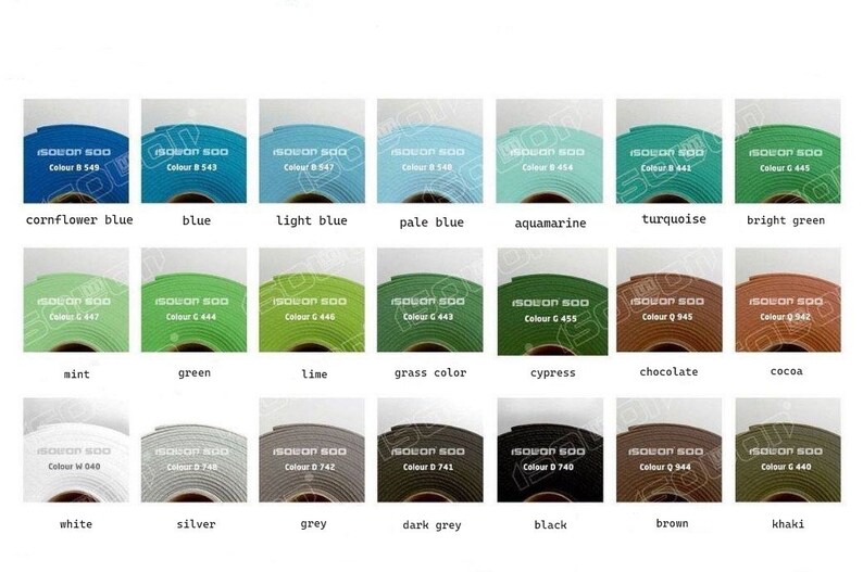 Puede incluir: Una carta de colores que muestra veintiuna bobinas de material de espuma Isolon 500 en varios tonos. Cada cuadrado muestra una muestra etiquetada que incluye azul aciano, azul, azul claro, azul p&aacute;lido, aguamarina, turquesa, verde brillante, menta, verde, lima, color hierba, cipr&eacute;s, chocolate, cacao, blanco, plata, gris, gris oscuro, negro, marr&oacute;n y caqui.
