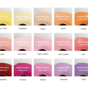 Puede incluir: Una colecci&oacute;n de 21 rollos de papel de colores, cada uno con un color diferente y una etiqueta con el nombre del color y un c&oacute;digo de color correspondiente. Los colores incluyen amarillo, amarillo lim&oacute;n, champ&aacute;n, beige, melocot&oacute;n, naranja, flor de naranja, bizcocho, rosa, rosa c&aacute;lido, morado claro, polvo rosa, rojo, rojo brillante, cereza, burdeos, fucsia, Barbie, lavanda, lila y violeta.