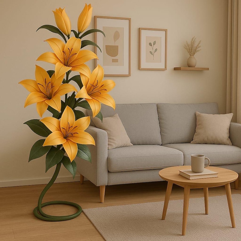Puede incluir: Una l&aacute;mpara de pie alta con forma de racimo de lirios amarillos vibrantes con hojas de color verde oscuro y una base de tallo verde en espiral. La l&aacute;mpara presenta varios p&eacute;talos en flor y capullos cerrados como fuente de luz.