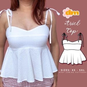 Puede incluir: Top blanco texturizado con tirantes anudados. El top tiene un escote corazón y un dobladillo peplum. La imagen también incluye un gráfico del top y el texto "Ariel Top" y "Sizes: XS - 5XL • PDF Sewing Pattern".