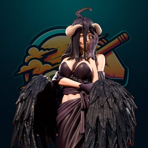 Peut inclure: Une silhouette aux cheveux noirs, des cornes et des ailes noires, portant une tenue violette et noire. La silhouette est pos&eacute;e avec une main couvrant une partie de son visage.