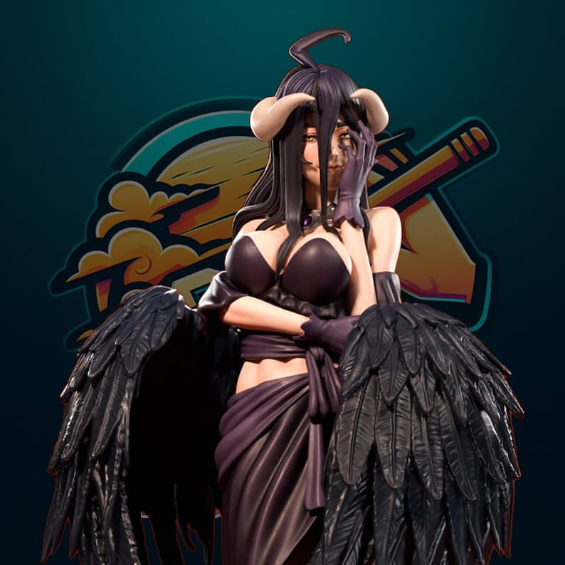 Peut inclure: Une silhouette aux cheveux noirs, des cornes et des ailes noires, portant une tenue violette et noire. La silhouette est pos&eacute;e avec une main couvrant une partie de son visage.
