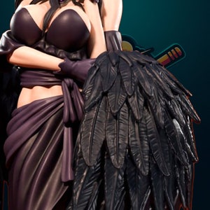 Peut inclure: Une figurine de couleur pourpre fonc&eacute; et noire avec une grande aile &agrave; plumes. La figurine porte un haut d&eacute;collet&eacute; et une jupe. La figurine est pos&eacute;e avec une main sur la hanche et l'autre tenant l'aile.