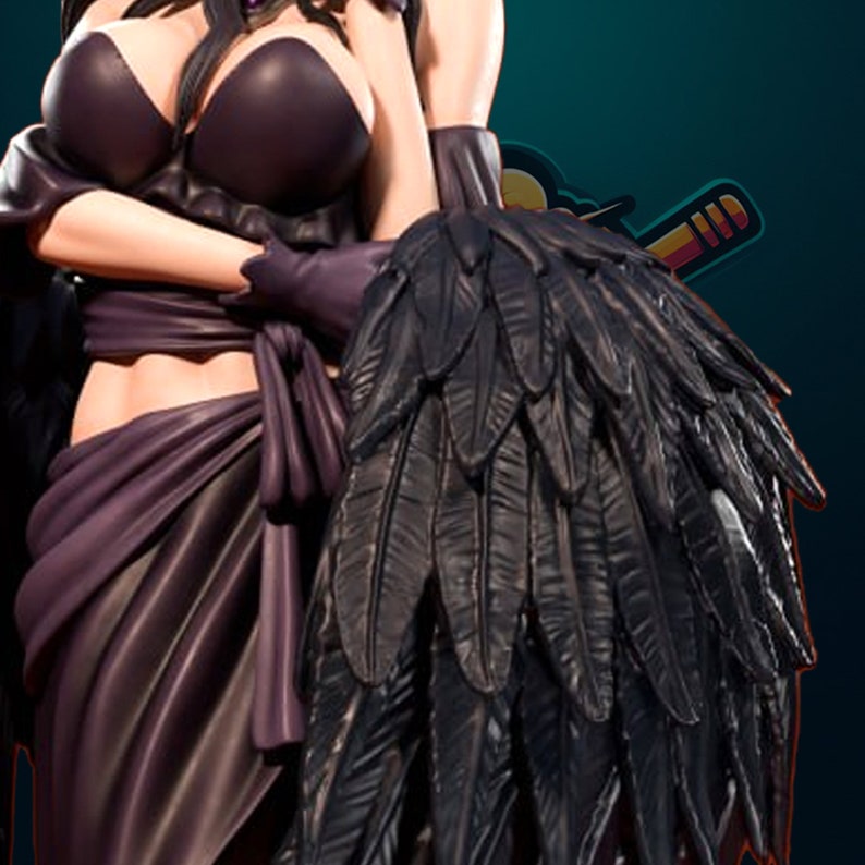 Peut inclure: Une figurine de couleur pourpre fonc&eacute; et noire avec une grande aile &agrave; plumes. La figurine porte un haut d&eacute;collet&eacute; et une jupe. La figurine est pos&eacute;e avec une main sur la hanche et l'autre tenant l'aile.