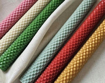 Candela conica fatta a mano in cera d'api: design a nido d'ape naturale