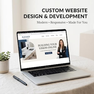 Könnte beinhalten: Ein silberner Laptop zeigt eine Website für Elevate Solutions mit dem Text CUSTOM WEBSITE DESIGN & DEVELOPMENT, Modern • Responsive • Made For You und BUILDING YOUR VISION ONLINE. Ein schwarzer Stift liegt auf dem Tisch neben dem Laptop.