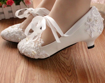 Elegante white heeded shoes with 3 cm heel height - Chic white low heel shoes perfect for any occasion