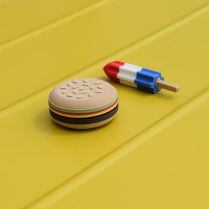 Puede incluir: Un letrero de madera rústica con el texto "Welcome to our home" en letras blancas. El letrero presenta un acabado envejecido y un diseño simple y acogedor, ideal para la decoración de la entrada.