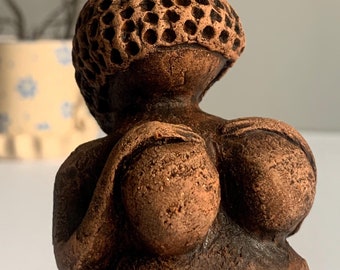 Venus de Willendorf de cerámica hecha a mano