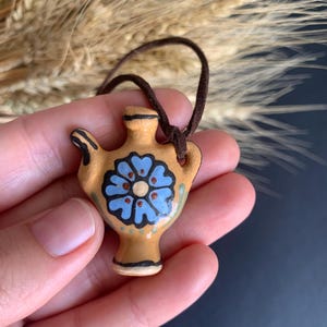 Geschilderde kan met hanger. Klei vaashanger. Geschilderd Oekraïens amulet. Ketting geschilderd.