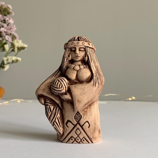 Mokosh. Diosa Makosh, hecha a mano en cerámica de arcilla. Ídolo eslavo para el altar.