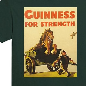 Peut inclure: Une affiche vintage publicitaire pour la bière Guinness. L'affiche représente un cheval brun tirant un chariot avec un homme à l'arrière. Le texte sur l'affiche est "Guinness for Strength".