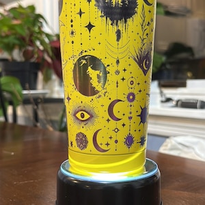 Witchy Celestial Reisebecher – Laser gravierte Sterne, Monde, Tarot & Katzen – Spülmaschinenfestes Geschenk für Magie Liebhaber