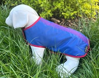 Benutzerdefinierte wasserabweisende Hundemantel mit warmem Futter und heller Stickerei, personalisierte Haustiername Option handgemachte wasserdichte Hundejacke