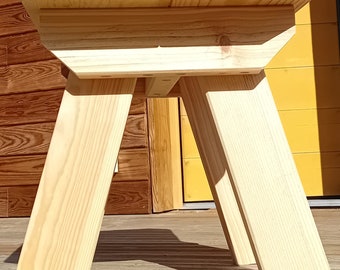 Mesa de centro de madera maciza.