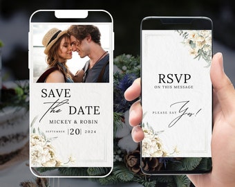Può includere: Un biglietto digitale di salvataggio della data con una foto di una coppia sullo sfondo. Il testo recita "Save the Date, Mickey & Robin, settembre 201 2024". La carta è decorata con fiori bianchi e foglie verdi.