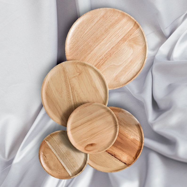 Assiette ronde en bois massif Plateau repas rond minimaliste en bois Cadeau de pendaison de crémaillère Cadeau pour maman Assiette plate en bois Assiette à pizza image 4