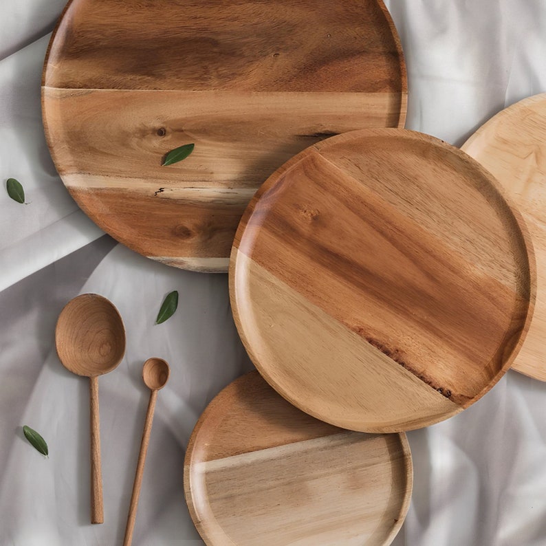 Assiette ronde en bois massif Plateau repas rond minimaliste en bois Cadeau de pendaison de crémaillère Cadeau pour maman Assiette plate en bois Assiette à pizza image 1