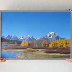 Grand Teton National Park in Oxbow Bend mit lebhaften Herbstfarben und schneebedeckten Gipfeln