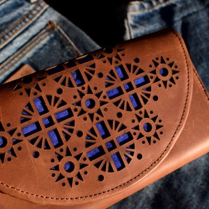 Style Damen Leder Geldbörse, Leder Portemonnaie mit durchbrochener hellblauer Verzierung, lange dünne lederne Geldbörse, Damen Geschenk
