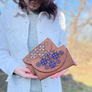 Style Damen Leder Geldbörse, Leder Portemonnaie mit durchbrochener hellblauer Verzierung, lange dünne lederne Geldbörse, Damen Geschenk