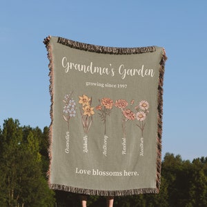 Custom Grandma&#39;s Garden Blanket, Mom Throw Blanket with Kids Name, Custom Birth Flower Blanket, Gift for Mom from Daughter/Son,Gifts for Mom