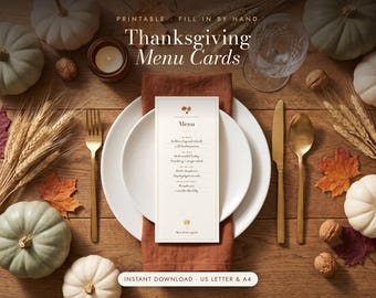 Peut inclure: Une carte de menu de Thanksgiving imprimable avec un fond crème et une écriture élégante, placée sur une assiette blanche avec une serviette rouille, des couverts dorés, des citrouilles décoratives et des épis de blé.