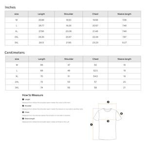 Pu&ograve; includere: Tabella delle taglie di una t-shirt su sfondo bianco, con misure in pollici e centimetri. Taglie dalla M alla 3XL, con lunghezza, spalle, petto e lunghezza manica. Un diagramma illustra come misurare la maglietta.