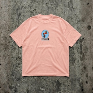 K&ouml;nnte beinhalten: Hellrosa T-Shirt mit einem Guinness-Logo, das einen Tukan in einem blauen Kreis zeigt. Das Logo enth&auml;lt den Text "Guinness is good for you". Die Grafik ist blau, orange und schwarz.