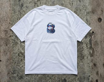 T-shirt con grafica "Crushed Kronenbourg 1664 Can" - 100% cotone - T-shirt streetwear bianca di alta qualità / Vestibilità pulita ed estetica