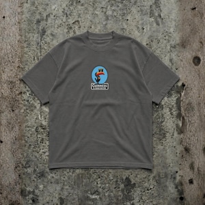 K&ouml;nnte beinhalten: Graues T-Shirt mit einem Guinness-Logo mit einem Tukan und Text. Das Logo befindet sich in einem blau-wei&szlig;en Kreis. Der Text "Guinness is good for you" steht darunter. Das Shirt ist aus weichem Material.