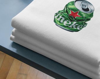 T-shirt con grafica di una lattina di Heineken schiacciata – 100% cotone - T-shirt streetwear bianca di alta qualità / Vestibilità pulita ed estetica