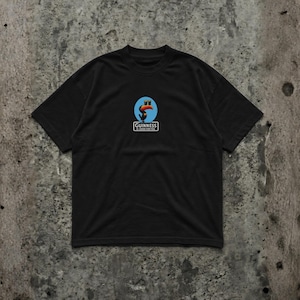 K&ouml;nnte beinhalten: Schwarzes T-Shirt mit einem Guinness-Logo, das einen Tukan zeigt, der zwei Pints Bier h&auml;lt. Das Logo befindet sich vor blauem Hintergrund. Das Guinness-Logo befindet sich unter dem Tukan. Das Shirt ist aus weichem Material.