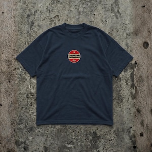 Pu&ograve; includere: T-shirt blu navy con un logo circolare con un design rosso e bianco e la scritta "Heineken bier". La maglietta ha maniche corte e girocollo ed &egrave; realizzata in un materiale morbido.