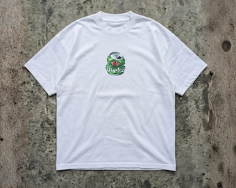 T-shirt con grafica di una lattina di Heineken schiacciata – 100% cotone - T-shirt streetwear bianca di alta qualità / Vestibilità pulita ed estetica