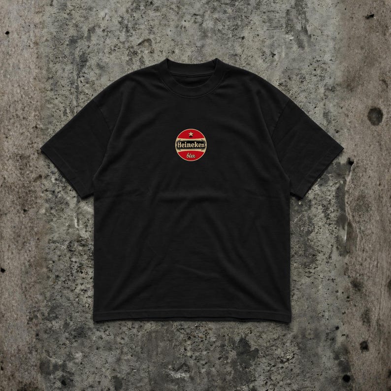 Pu&ograve; includere: T-shirt nera con logo rotondo con il marchio Heineken in bianco e rosso, con una stella rossa in alto. La parola "bier" &egrave; scritta in rosso sotto il logo. La maglietta &egrave; realizzata in materiale morbido.