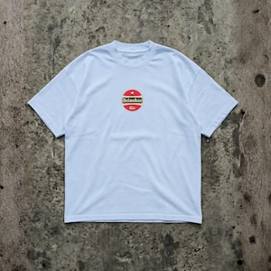 Pu&ograve; includere: T-shirt azzurra con un piccolo logo circolare sul petto. Il logo presenta un design rosso e bianco con il testo "Heineken" e "bier". La maglietta &egrave; realizzata in materiale morbido e ha maniche corte.