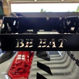 Puede incluir: Un componente met&aacute;lico negro con el texto "BB BAT" recortado. El componente est&aacute; montado en un veh&iacute;culo con detalles en rojo y blanco. La fecha "29 de junio de 2025" es visible en la esquina inferior izquierda.