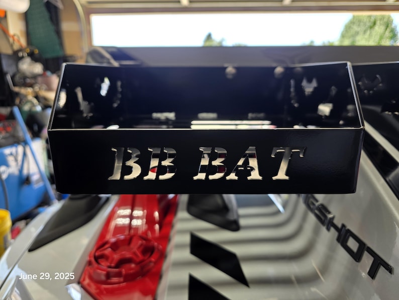 Puede incluir: Un componente met&aacute;lico negro con el texto "BB BAT" recortado. El componente est&aacute; montado en un veh&iacute;culo con detalles en rojo y blanco. La fecha "29 de junio de 2025" es visible en la esquina inferior izquierda.