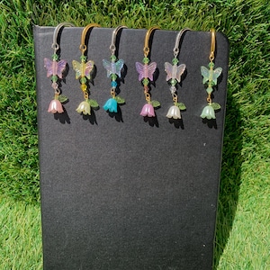 Marcapáginas de tulipán con mariposa, Marcapáginas de cuentas hecho a mano, Marcapáginas personalizado, Marcapáginas de hada, Lindo dije de tulipán, Regalo